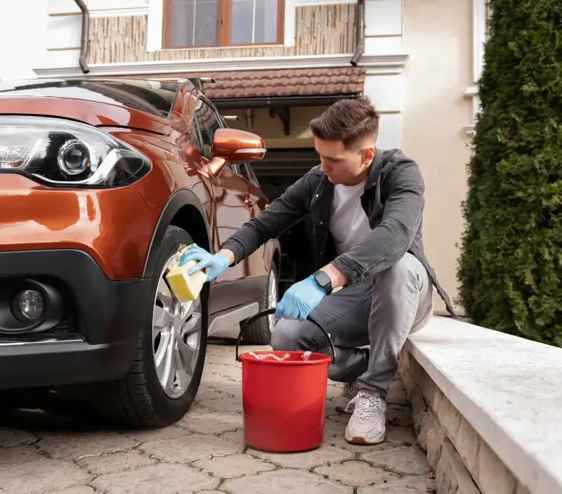 Lavage auto à domicile Saint-Sever : professionnel intervenant sur un véhicule